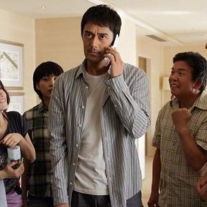 Abe Hiroshi (al centro) in Karasu no oyayubi