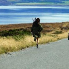 Shell: Chloe Pirrie rincorre una macchina in una scena del film