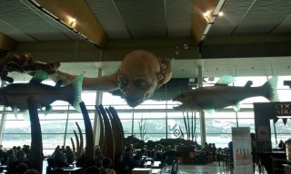 Un Gollum gigante all'aeroporto di Wellington in attesa della premiere de Lo Hobbit: un viaggio inaspettato di Peter Jackson