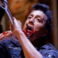 Andre Royo in una cruenta scena di The Collection