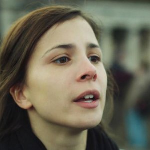 Aylin Tezel in una scena di Am Himmel der Tag, del 2012