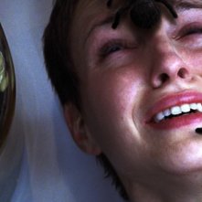 Emma Fitzpatrick alle prese con dei ragni in The Collection