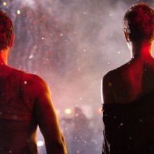 Emma Fitzpatrick (di spalle) nell'horror The Collection