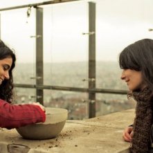 Present tense: Sanem Öge e Şenay Aydin in una scena del film