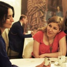 Present tense: Sanem Öge in una scena del film legge il futuro nei fondi di caffé