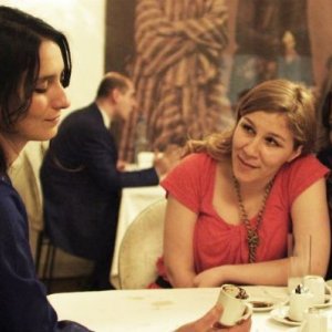 Present tense: Sanem Öge in una scena del film legge il futuro nei fondi di caffé