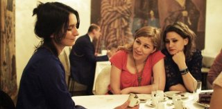 Present tense: Sanem Öge in una scena del film legge il futuro nei fondi di caffé