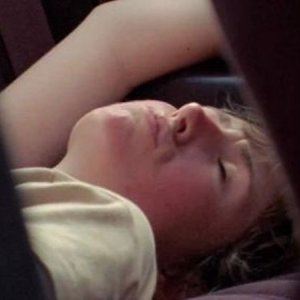 Sun Don't Shine: la protagonista del film Kate Lyn Sheil in una scena