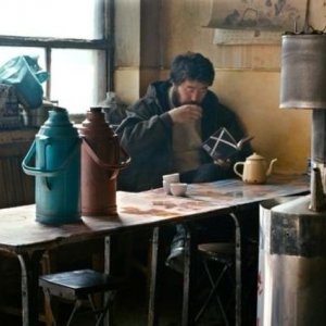 The First Aggregate: il protagonista del film Huntun Batu in una scena