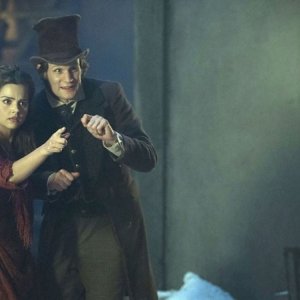 Doctor Who: Matt Smith e la nuova companion Jenna-Louise Coleman in una scena dello speciale natalizio The Snowmen