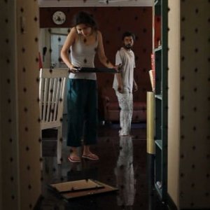 I.D.: Geetanjali Thapa in una scena del film con il misterioso imbianchino