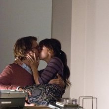 Ruby Sparks: Paul Dano e Zoe Kazan so baciano teneramente nella romcom diretta da Jonathan Dayton e Valerie Faris