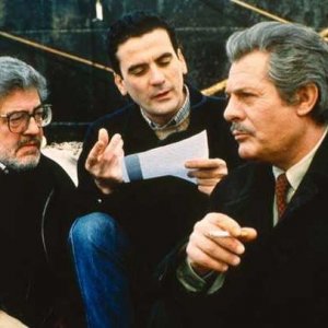 Ettore Scola sul set di Che ora è con Mastroianni e Troisi