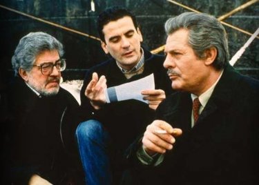 Ettore Scola sul set di Che ora è con Mastroianni e Troisi