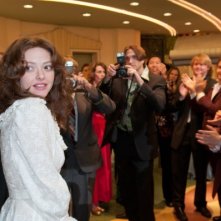 Amanda Seyfried nei panni di Linda Lovelace circondata dal pubblico in una scena di Lovelace