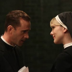 American Horror Story, Asylum - Lily Rabe con Joseph Fiennes nell'episodio Unholy Night