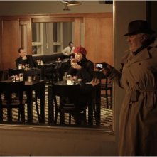 Fritzi Haberlandt (seduta al tavolo) e Mario Adorf in Die Libelle und das Nashorn