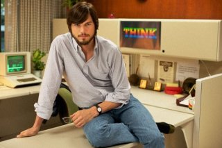 jOBS: Get Inspired - Ashton Kutcher nella prima immagine ufficiale del film