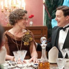 Olivia Williams nella sequenza di una cena nel film A Royal Weekend