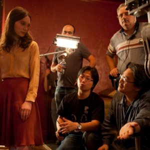 Stoker: Mia Wasikowska e il regista Park Chan-wook sul set