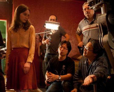 Stoker: Mia Wasikowska e il regista Park Chan-wook sul set