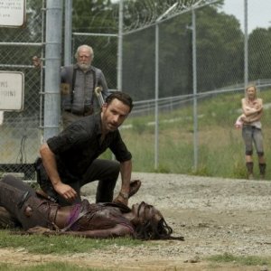 The Walking Dead: Andrew Lincoln, Danai Gurira, Scott Wilson, Chandler Riggs ed Emily Kinney in una scena dell'episodio Infiltrati