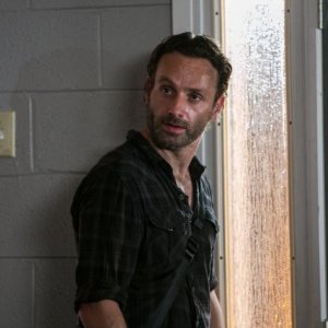 The Walking Dead: Andrew Lincoln in una scena dell'episodio Fatti per soffrire