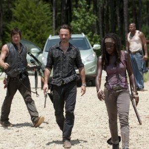 The Walking Dead: Andrew Lincoln, Norman Reedus e Danai Gurira in una scena dell'episodio Infiltrati