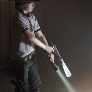 The Walking Dead: Chandler Riggs è il piccolo Carl Grimes nell'episodio Fatti per soffrire