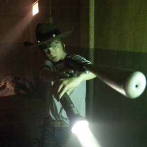 The Walking Dead: Chandler Riggs in una tesa scena dell'episodio Fatti per soffrire
