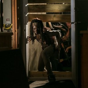 The Walking Dead: Danai Gurira in una scena dell'episodio Fatti per soffrire