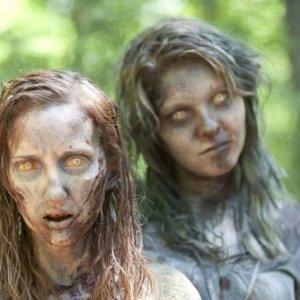 The Walking Dead: l'immagine di due Erranti nell'episodio Infiltrati