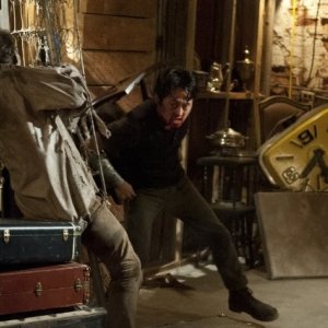 The Walking Dead: Steven Yeun alle prese con un Errante in una scena dell'episodio Infiltrati