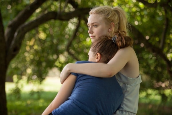 Very Good Girls: un abbraccio tra Dakota Fanning ed Elizabeth Olsen