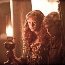 Grandi speranze: Helena Barlow e Toby Irvine in una scena sono i giovani Estella e Pip