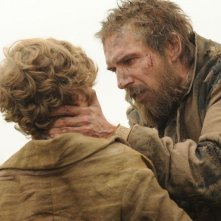 Grandi speranze: Ralph Fiennes nei panni di Magwitch in una scena insieme a Toby Irvine