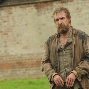 Grandi speranze: Ralph Fiennes nel ruolo di Magwitch in una scena del film