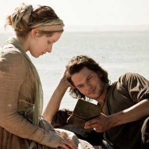 Jeremy Irvine e Jessie Cave in una scena di Grandi speranze