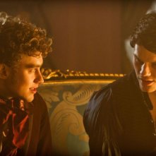 Jeremy Irvine e Olly Alexander nei panni di Pip e Herbert in Grandi speranze