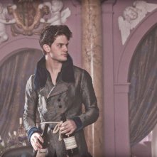 Jeremy Irvine è Pip in una scena di Grandi speranze