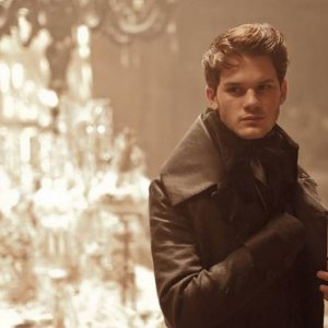 Jeremy Irvine in una scena di Grandi speranze