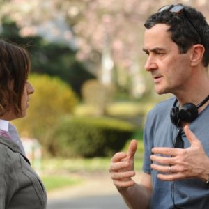 Scusa, mi piace tuo padre: Alia Shawkat insieme al regista Julian Farino sul set