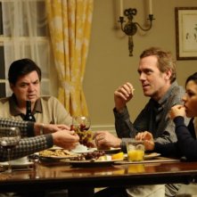 Scusa, mi piace tuo padre: Hugh Laurie, Oliver Platt e Leighton Meester a tavola in una scena