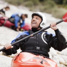 Colpi di fulmine: Christian De Sica in canoa in una scena