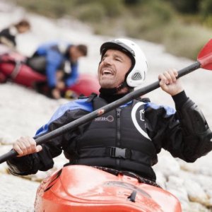Colpi di fulmine: Christian De Sica in canoa in una scena