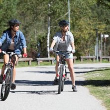 Colpi di fulmine: Luisa Ranieri in una scena in bicicletta