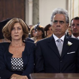 I 2 soliti idioti: Silvia Cohen e Teo Teocoli in una scena del film