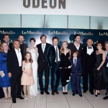 Les Misérables: foto di gruppo per il cast del film sul red carpet durante la premiere di Leicester Square