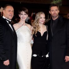 Les Miserables Russell Crowe Anne Hathaway Amanda Seyfried E Hugh Jackman Sul Red Carpet Durante La  260243