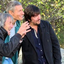 Mai stati uniti: Giovanni Vernia e Ricky Memphis con il regista Carlo Vanzina sul set